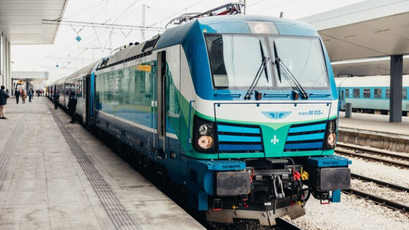 Задържаха 22 жп работници, източвали гориво на гарата в Карнобат
